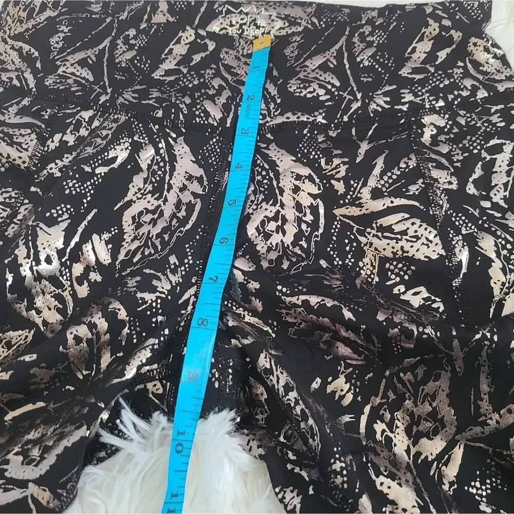 Betsey Johnson  Black And Silver Foil Print Capri Leggings NWT Small